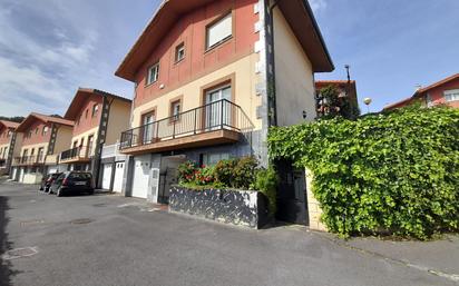 Vista exterior de Casa o xalet en venda en Castro-Urdiales amb Jardí privat, Parquet i Terrassa