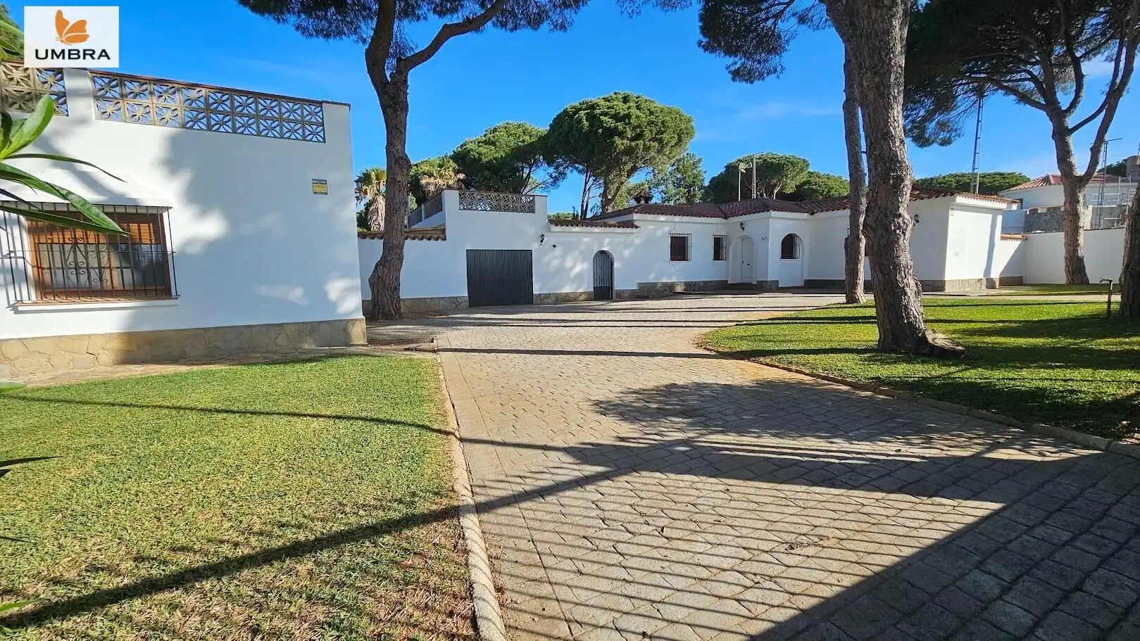 Vista exterior de Casa o xalet en venda en Chiclana de la Frontera amb Aire condicionat, Calefacció i Jardí privat