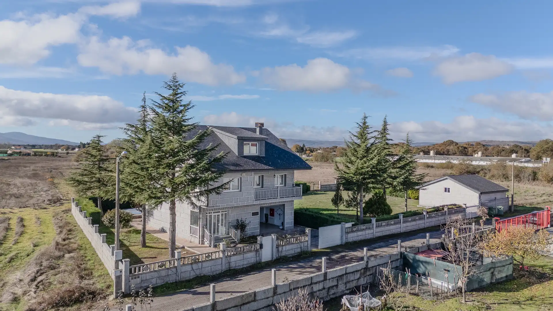 Vista exterior de Casa o xalet en venda en Xinzo de Limia amb Piscina i Moblat