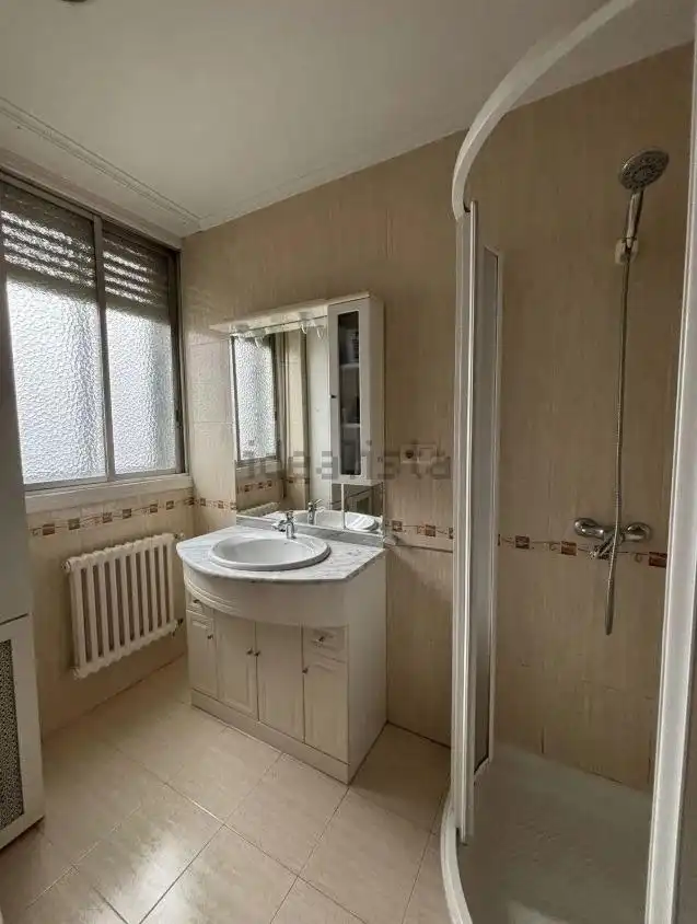 Badezimmer von Wohnung zum Verkauf in Ourense Capital  mit Heizung, Privatgarten und Parkett