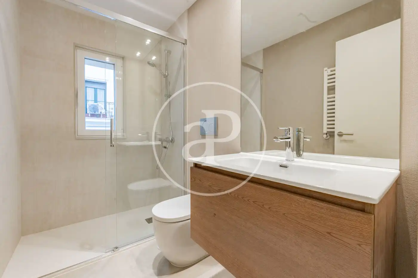 Bathroom of Flat for sale in Madrid  with Air Conditioner, Heating and Storage room