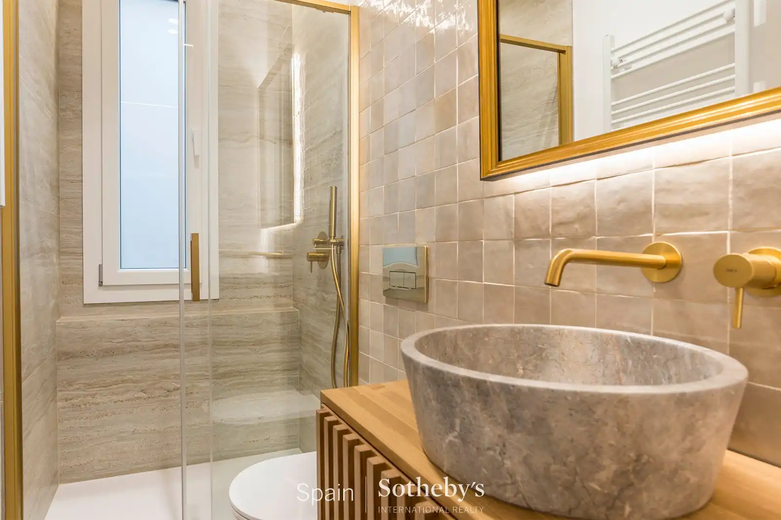 Bathroom of Apartments for sale in Madrid  with Air Conditioner and Heating