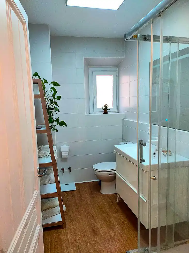 Badezimmer von Einfamilien-Reihenhaus zum Verkauf in Palamós mit Parkett, Terrasse und Balkon