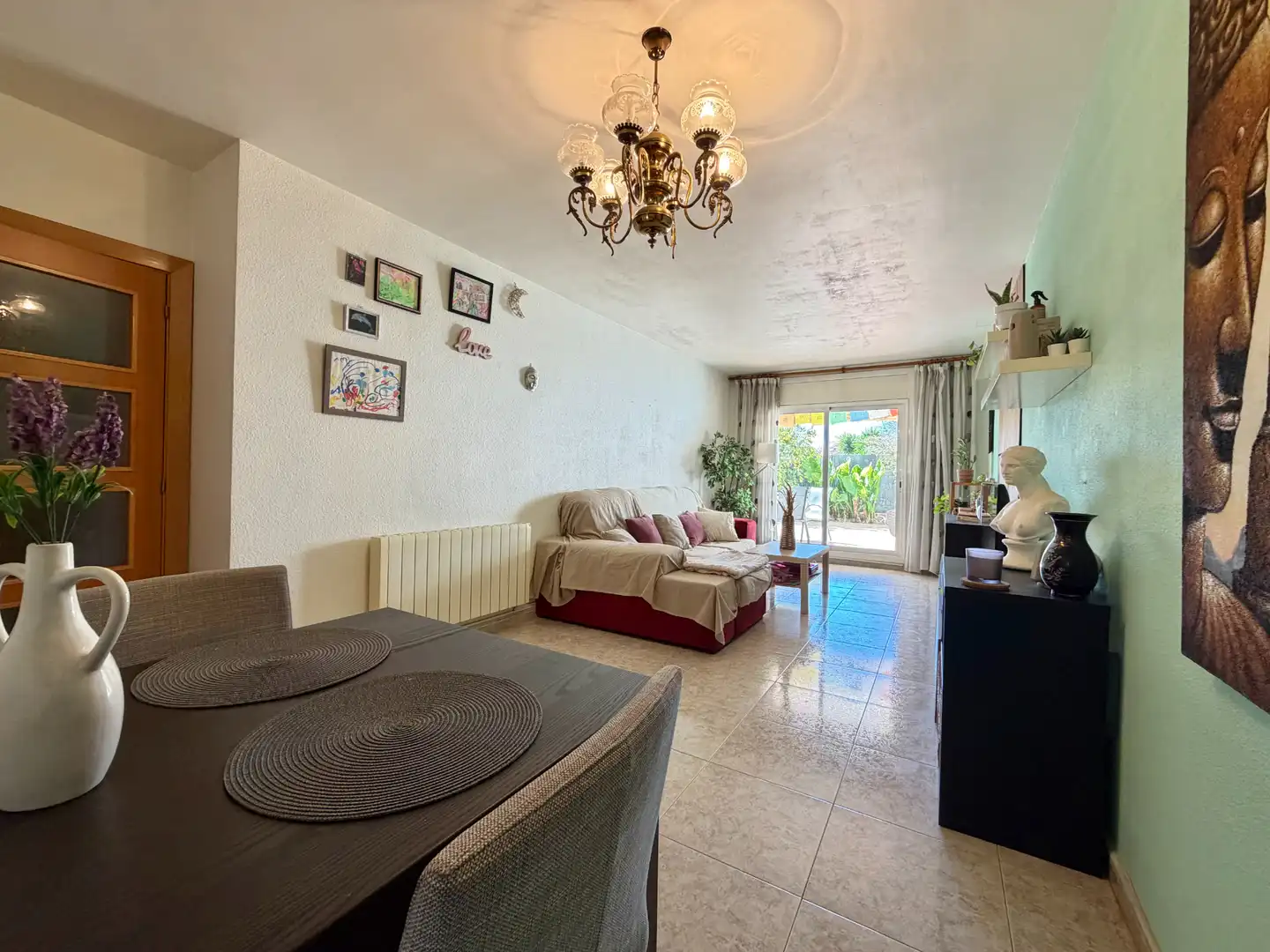 Sala de estar de Piso en venta en Santa Margarida I Els Monjos con Calefacción, Terraza y Amueblado