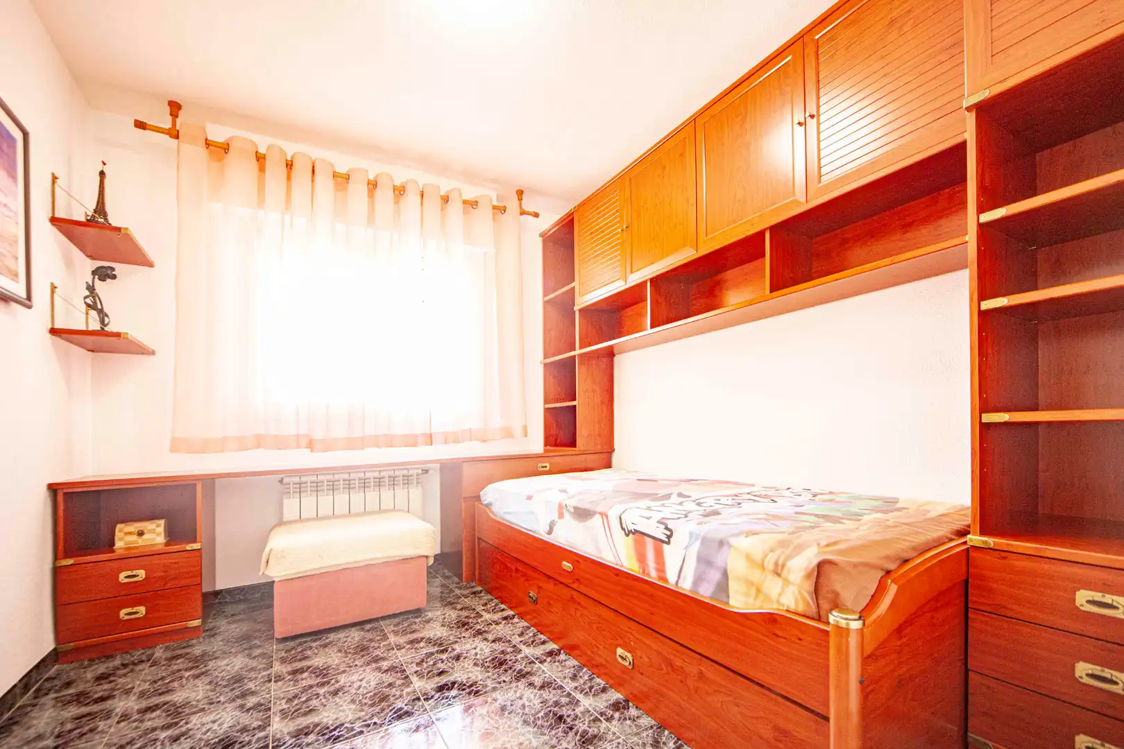 Dormitori de Casa o xalet en venda en Sevilla la Nueva amb Aire condicionat, Calefacció i Jardí privat