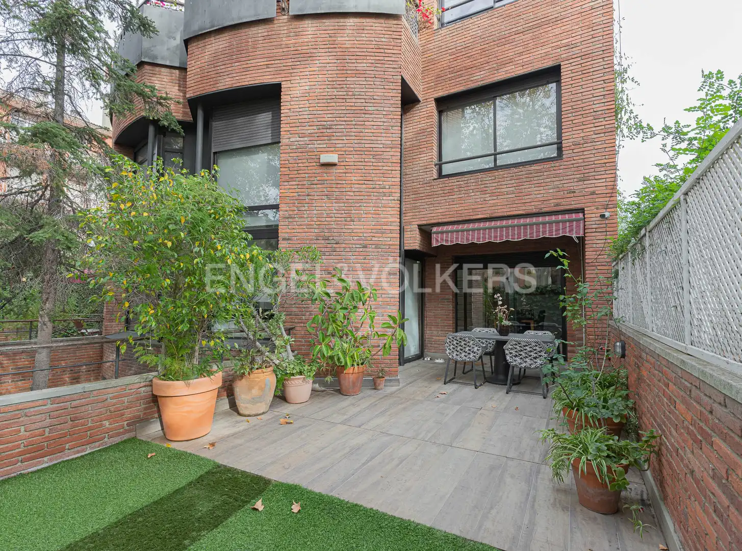 Terrasse von Einfamilien-Reihenhaus zur Miete in Barcelona mit Klimaanlage, Heizung und Privatgarten
