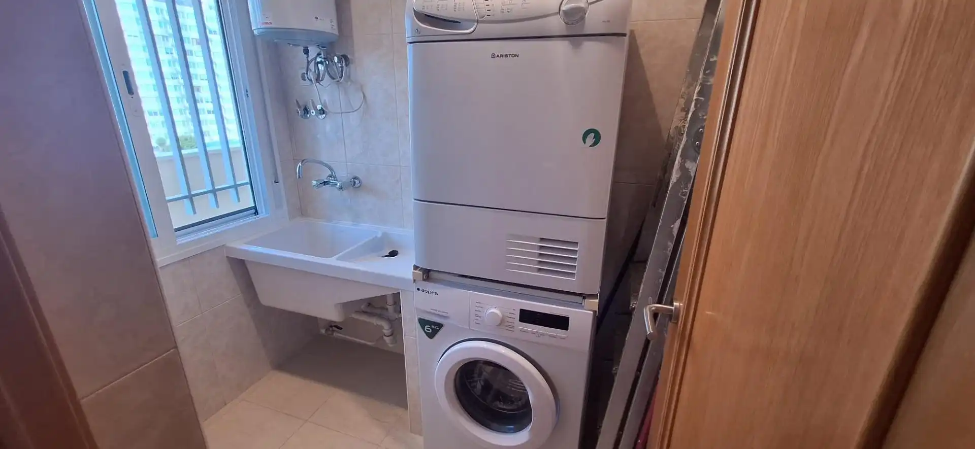 Baño de Apartamento de alquiler en Benidorm con Aire acondicionado, Jardín privado y Amueblado