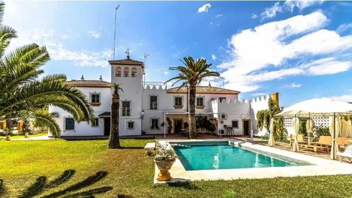 Vista exterior de Casa o xalet en venda en Marchena amb Aire condicionat, Calefacció i Jardí privat