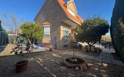 Exterior view of Single-family semi-detached for sale in Badajoz Capital  with Air Conditioner, Heating and Private garden