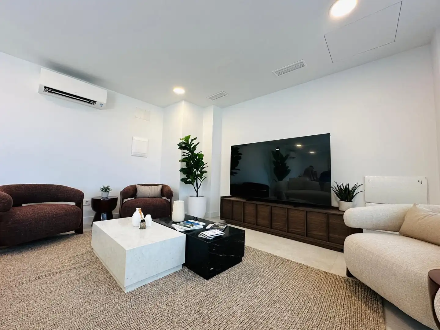 Wohnzimmer von Wohnungen zum Verkauf in Manilva mit Klimaanlage, Heizung und Terrasse