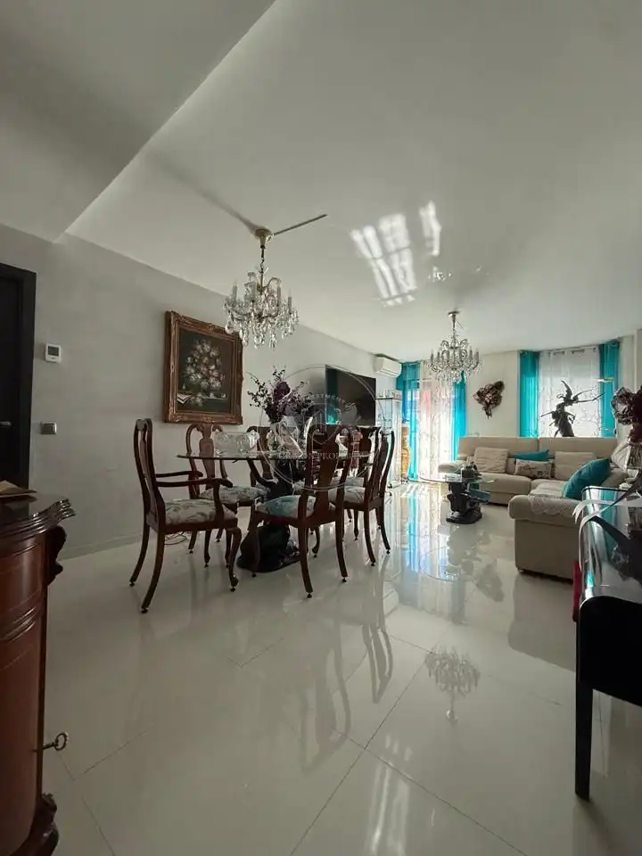 Pis en venda a De Paraguay, V Centenario