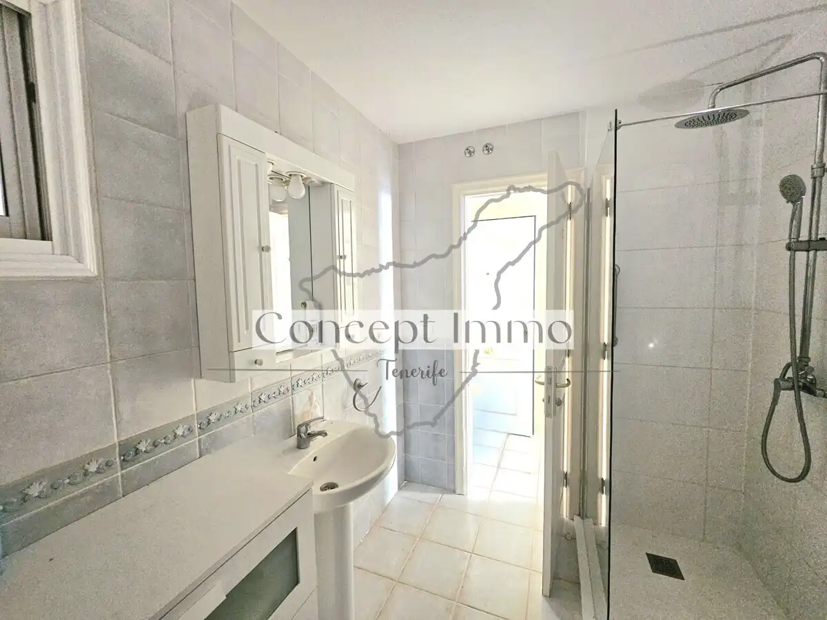 Baño de Planta baja en venta en Arona con Terraza, Trastero y Alarma