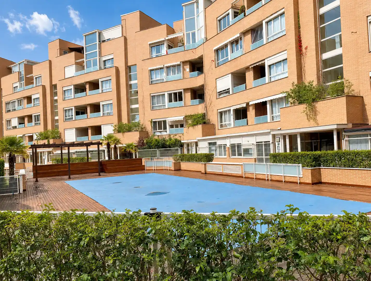 Vista exterior de Àtic en venda en La Moraleja amb Aire condicionat, Jardí privat i Parquet