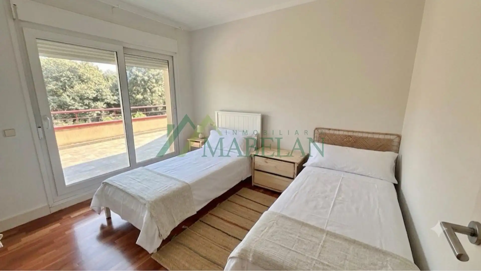 Schlafzimmer von Einfamilien-Reihenhaus zur Miete in Madrid mit Klimaanlage, Privatgarten und Terrasse