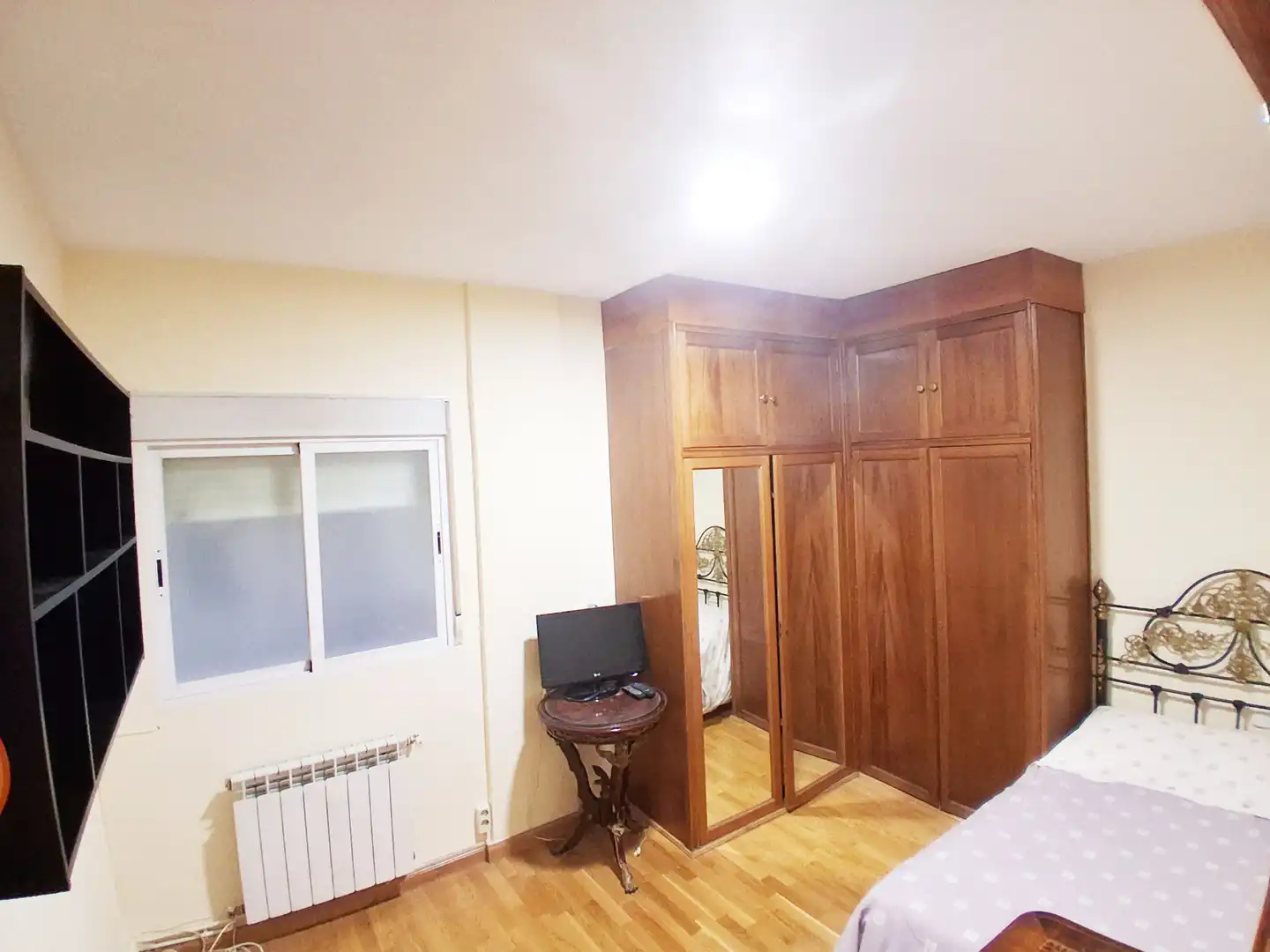 Dormitori de Pis de lloguer en Granada amb Calefacció, Parquet i Moblat