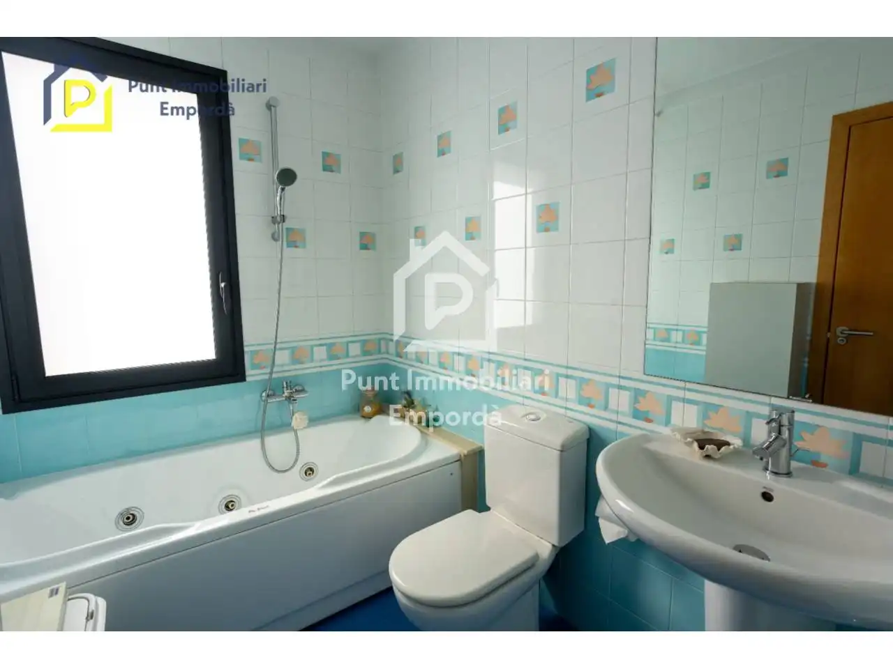 Bathroom of Houses for sale in Figueres  with Air Conditioner, Heating and Private garden