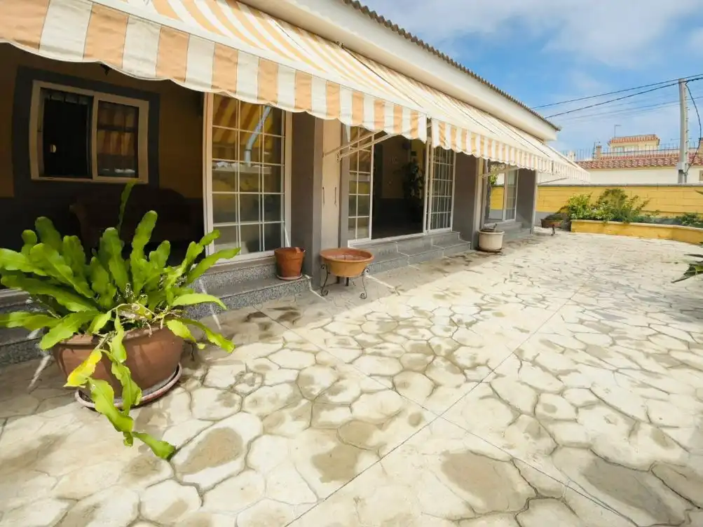 Casa con jardín en venta en Avenida de la Marina 12A