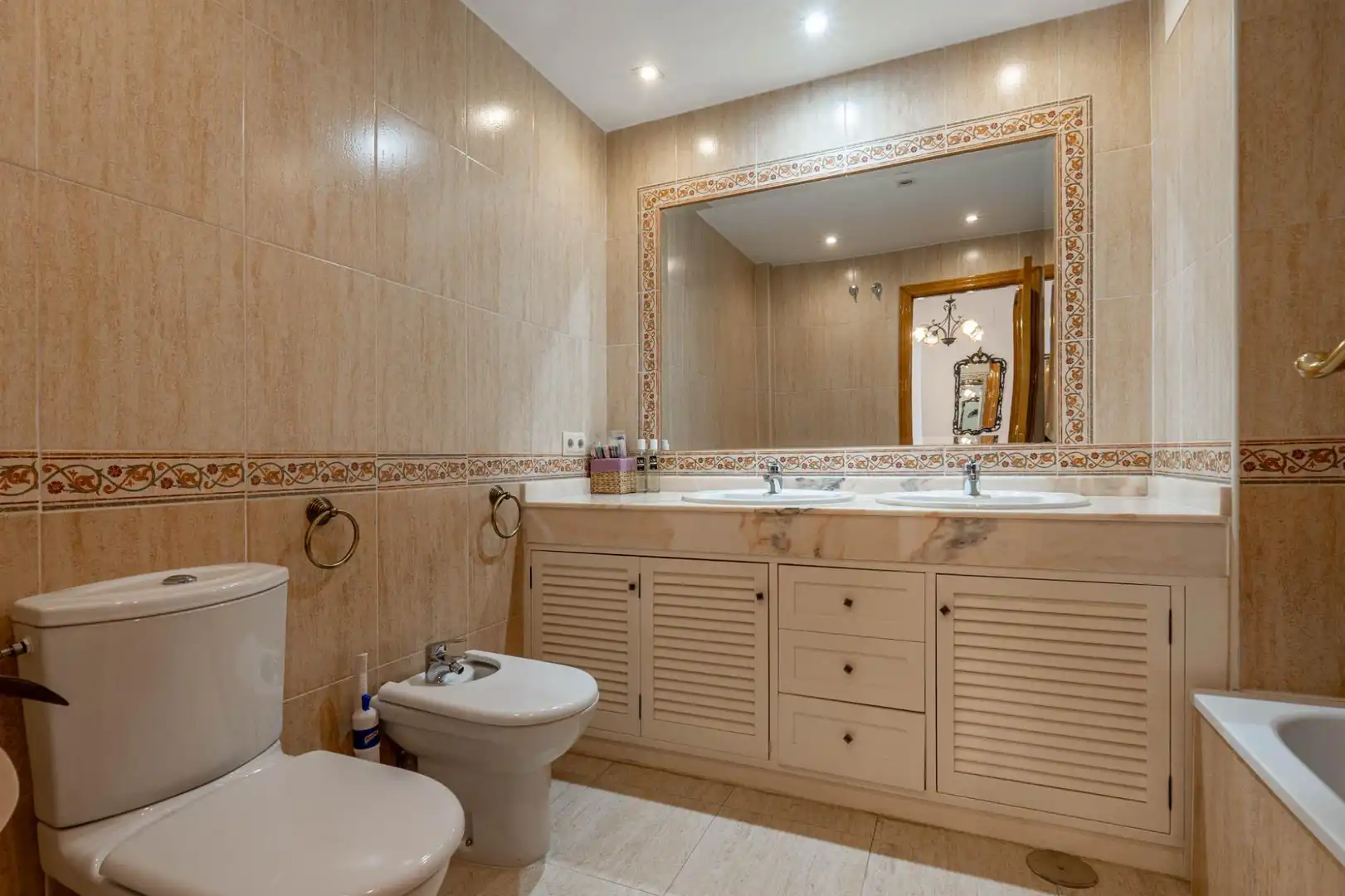 Bathroom of Flat for sale in Granada  with Air Conditioner, Furnished and Balcony