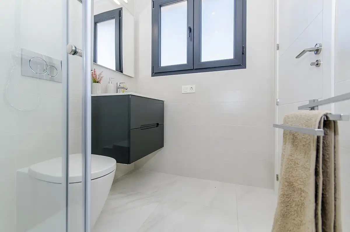 Baño de Casa adosada de alquiler en Polop con Aire acondicionado, Calefacción y Terraza