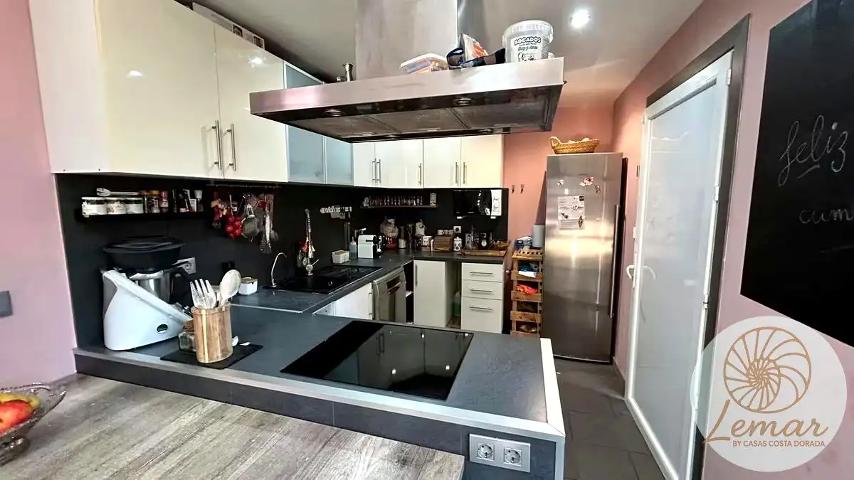 Cocina de Casa o chalet en venta en Castelldefels con Jardín privado, Terraza y Piscina