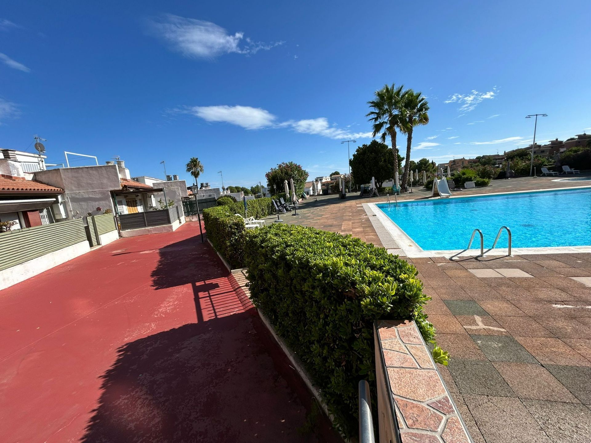 Piscina de Casa adosada en venda en Calafell amb Aire condicionat, Calefacció i Jardí privat
