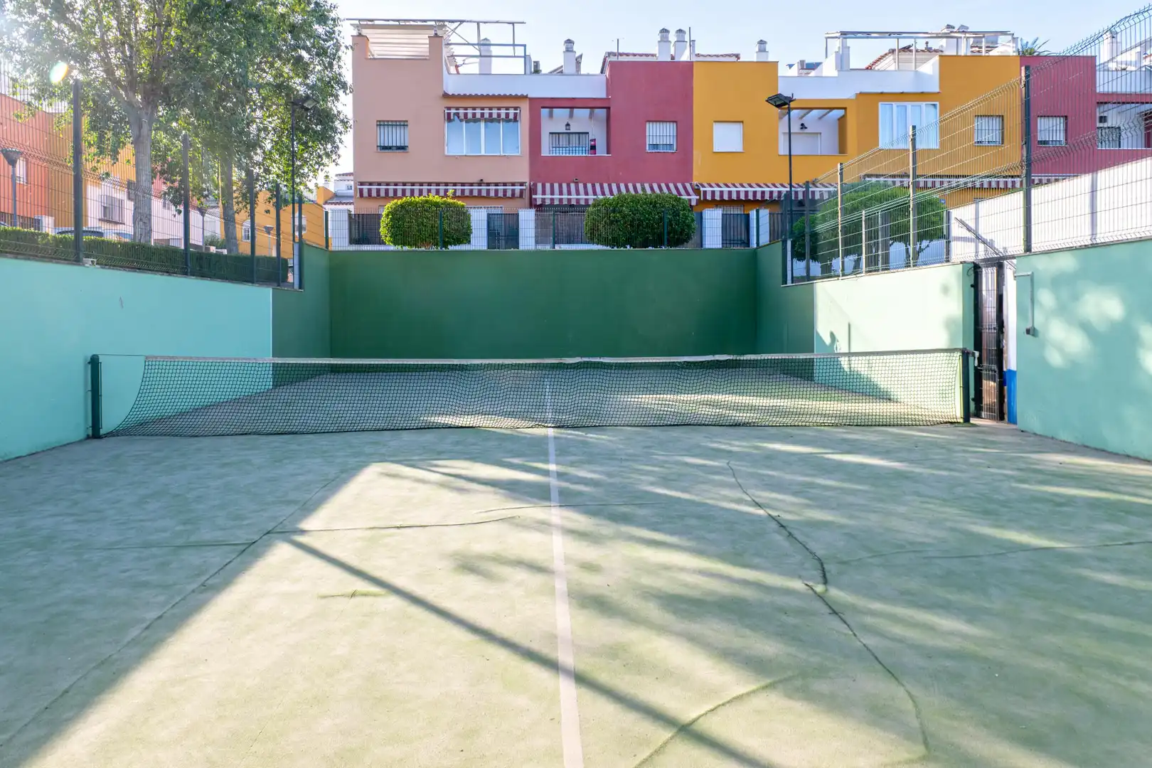 Vista exterior de Casa adosada en venda en Dos Hermanas amb Aire condicionat, Calefacció i Jardí privat