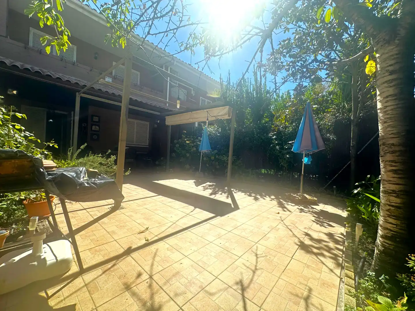 Terrasse von Einfamilien-Reihenhaus zum Verkauf in Algete mit Klimaanlage, Heizung und Privatgarten