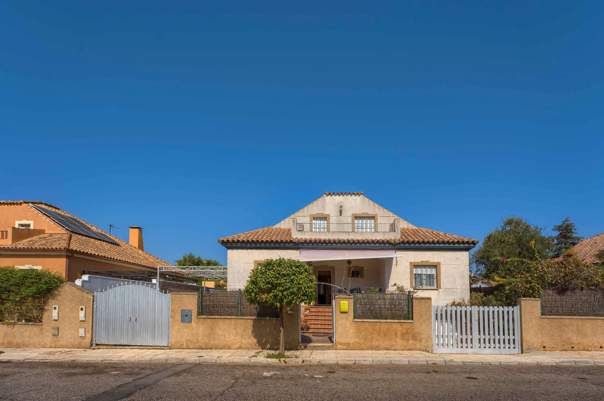Vista exterior de Casa o xalet en venda en Almensilla amb Aire condicionat, Calefacció i Jardí privat