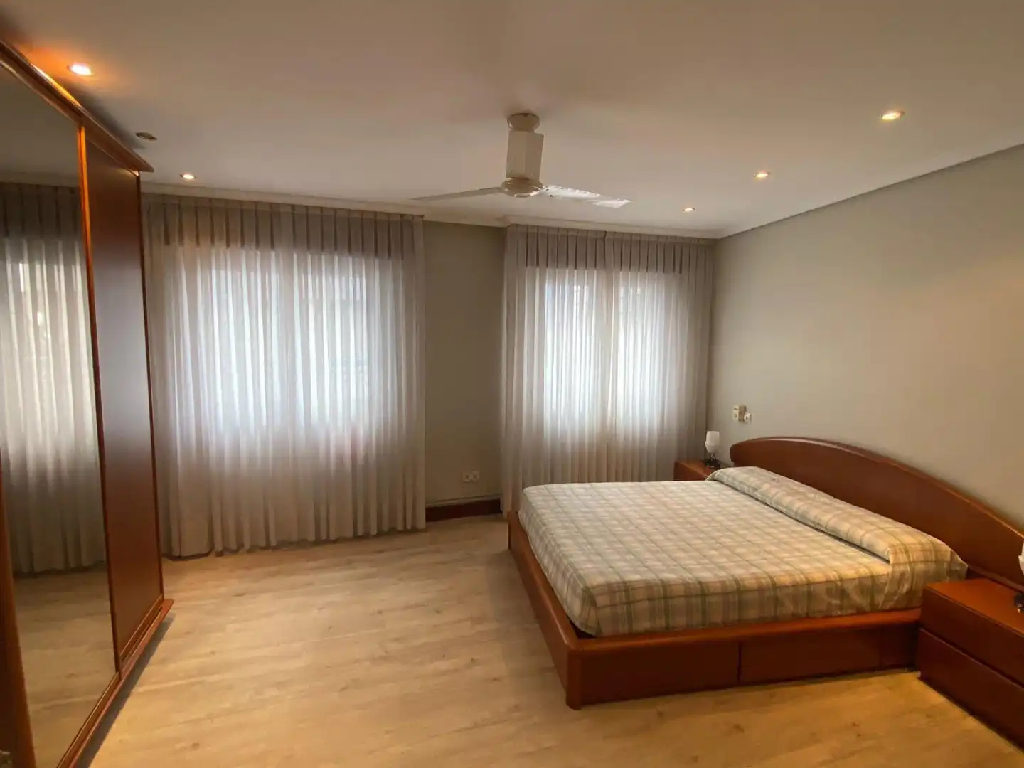 Schlafzimmer von Wohnung zur Miete in Bilbao  mit Heizung, Möbliert und Balkon