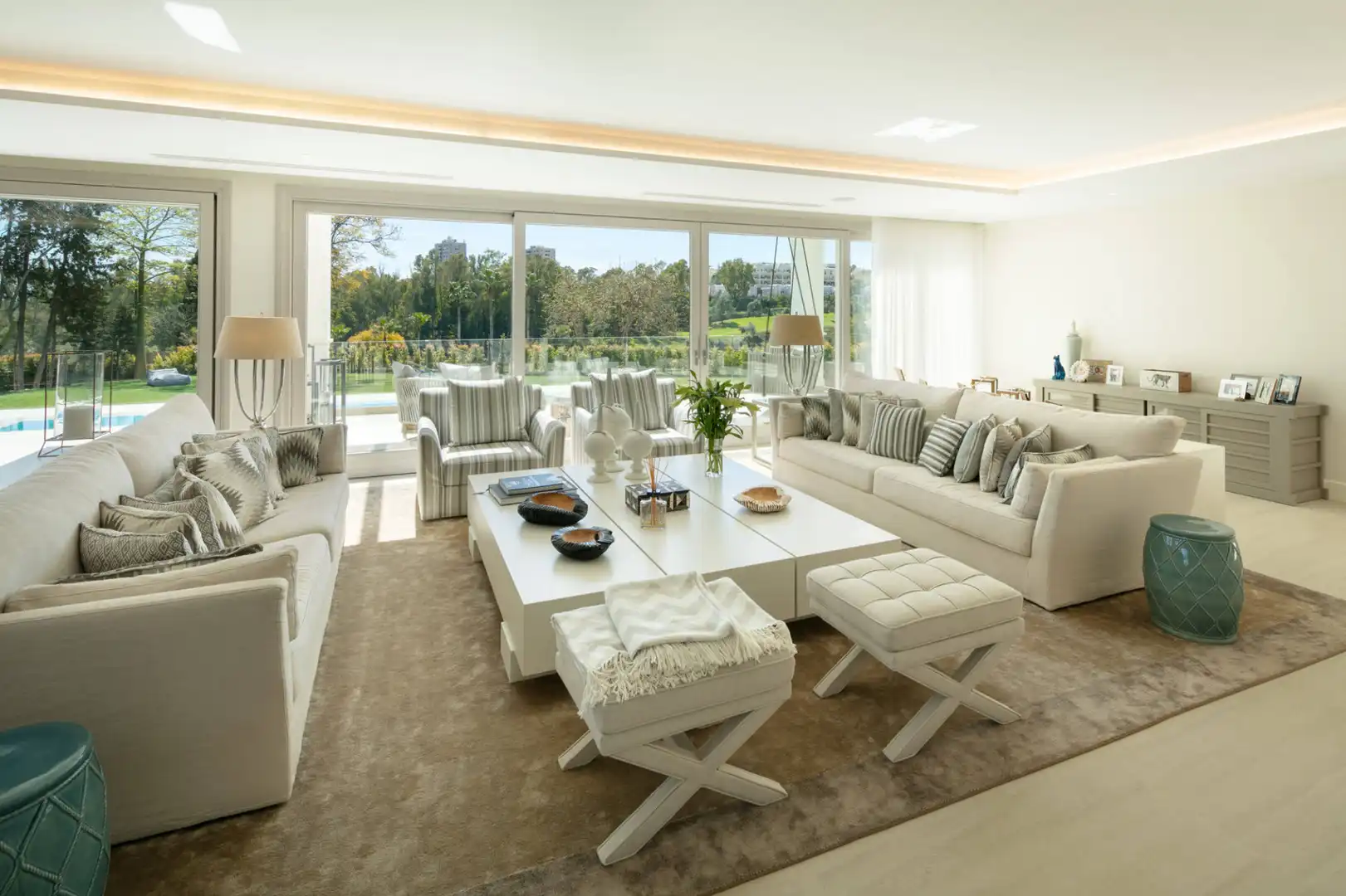 Sala d'estar de Casa o xalet en venda en Marbella amb Aire condicionat, Jardí privat i Terrassa