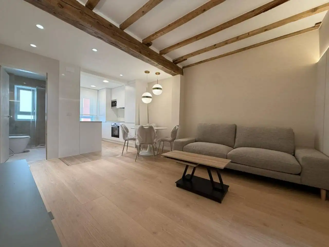 Sala de estar de Piso en venta en Burgos Capital con Calefacción, Trastero y Amueblado