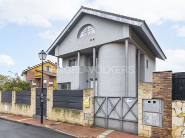 Casa amb balcó en venda a Cobeña