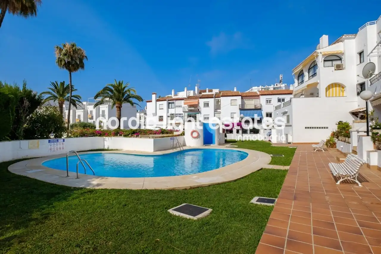Außenansicht von Wohnung zum Verkauf in Nerja mit Terrasse, Schwimmbad und Möbliert