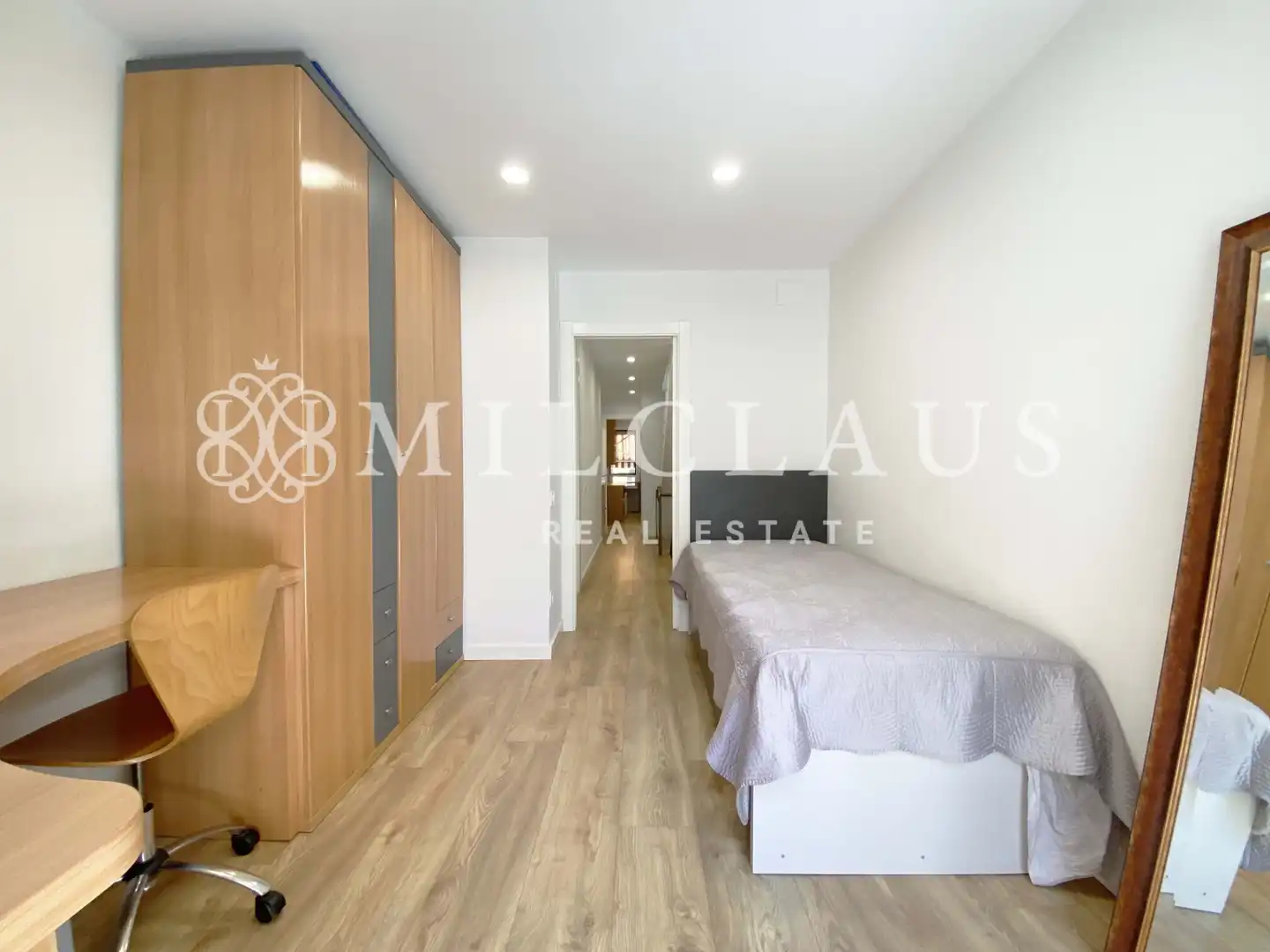 Schlafzimmer von Einfamilien-Reihenhaus zum Verkauf in L'Hospitalet de Llobregat mit Klimaanlage, Heizung und Parkett