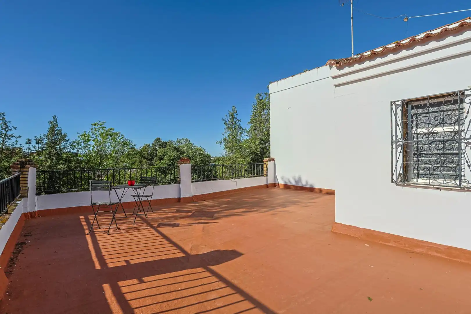 Terrassa de Casa o xalet en venda en Sanlúcar la Mayor amb Aire condicionat i Piscina