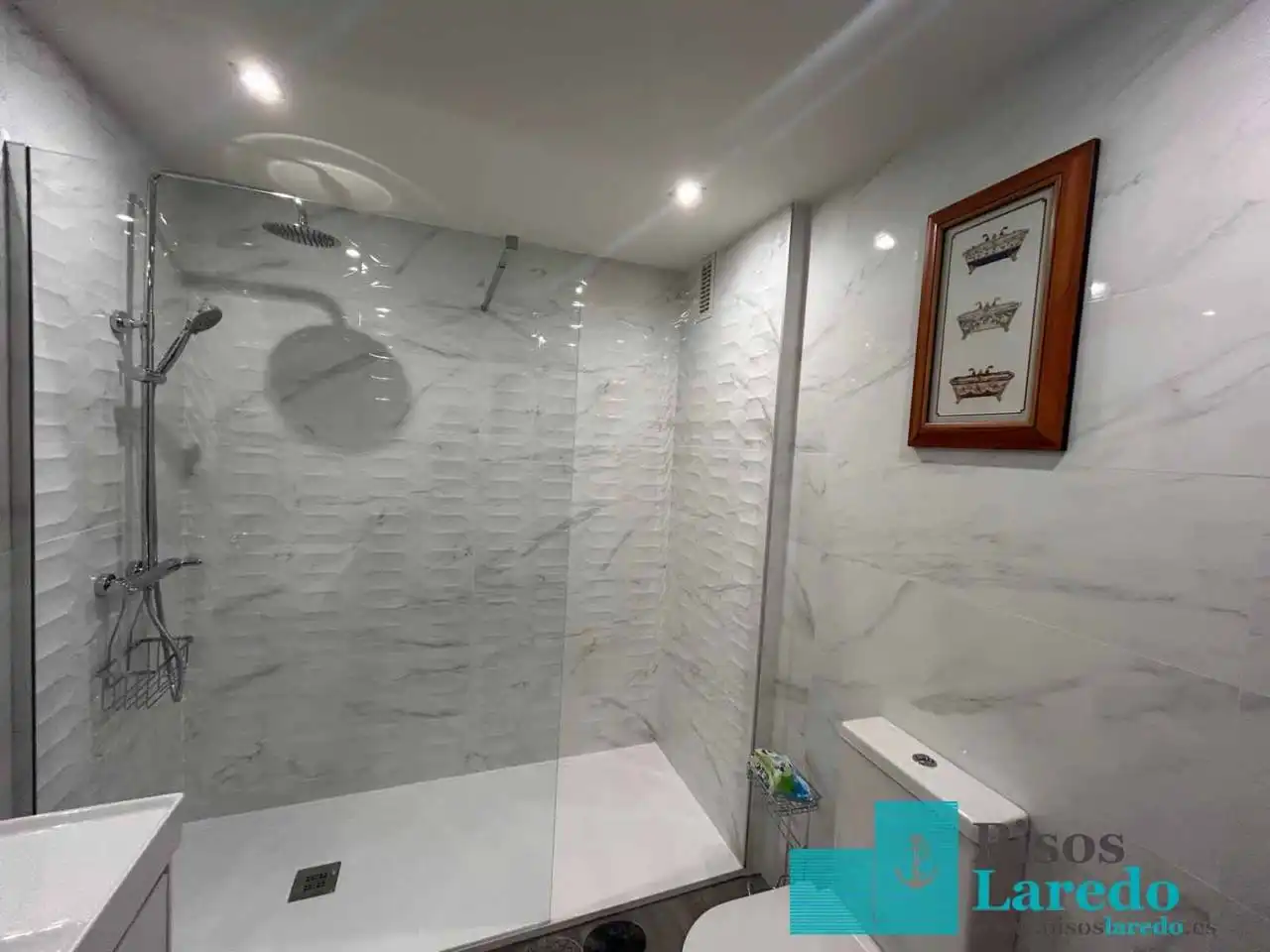 Bathroom of Flat for rent in Laredo  with Heating, Terrace and Furnished