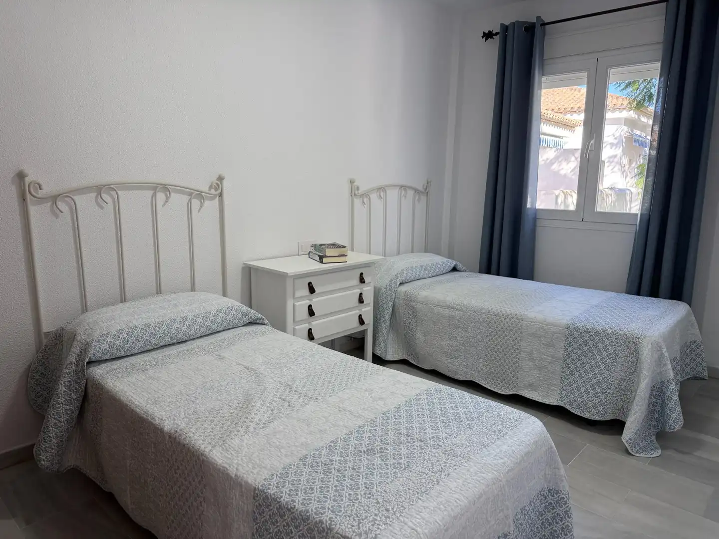 Dormitori de Apartament en venda en Chiclana de la Frontera amb Terrassa, Moblat i Piscina comunitària