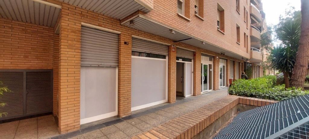 Vista exterior de Local de lloguer en Esplugues de Llobregat amb Aire condicionat, Calefacció i Parquet