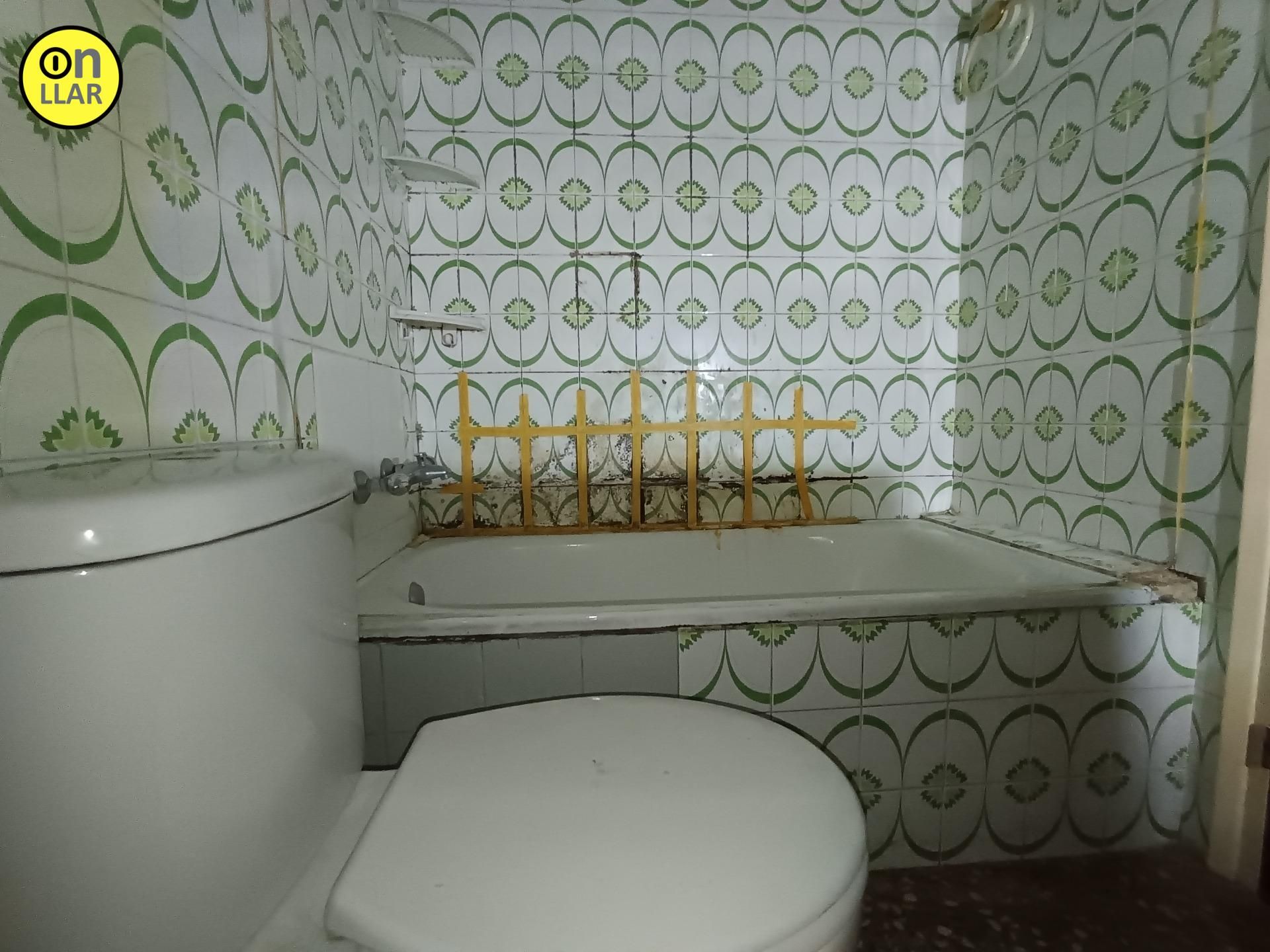 Bany de Pis en venda en Parets del Vallès amb Terrassa i Balcó