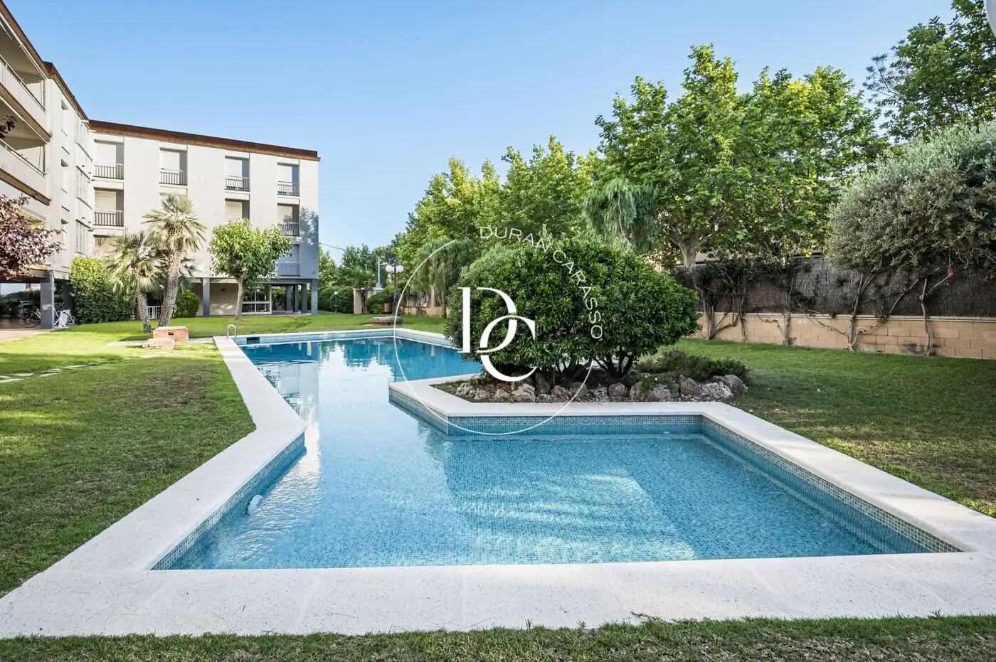 Außenansicht von Wohnung zum Verkauf in Sitges mit Klimaanlage, Heizung und Privatgarten