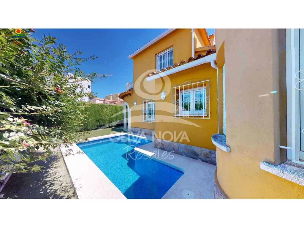 Vista exterior de Casa o xalet en venda en Oliva amb Jardí privat, Terrassa i Piscina