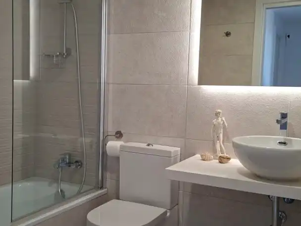 Badezimmer von Wohnung zum Verkauf in  Tarragona Capital mit Klimaanlage, Terrasse und Schwimmbad