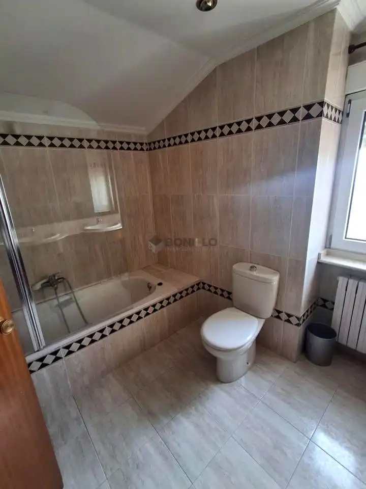 Baño de Dúplex en venta en Teruel con Calefacción, Terraza y Amueblado