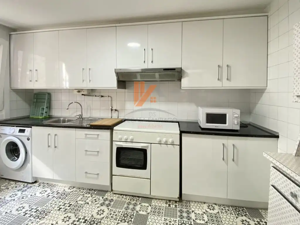 Cuina de Apartament de lloguer en Santiago de Compostela  amb Terrassa i Moblat