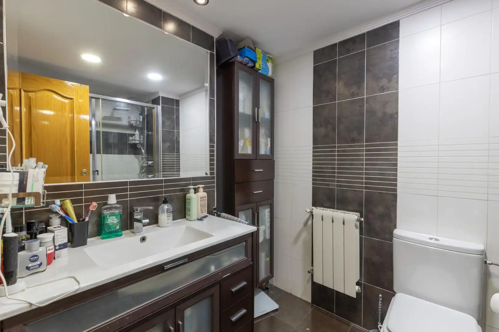 Bathroom of Flat for sale in Granada  with Parquet flooring and Storage room