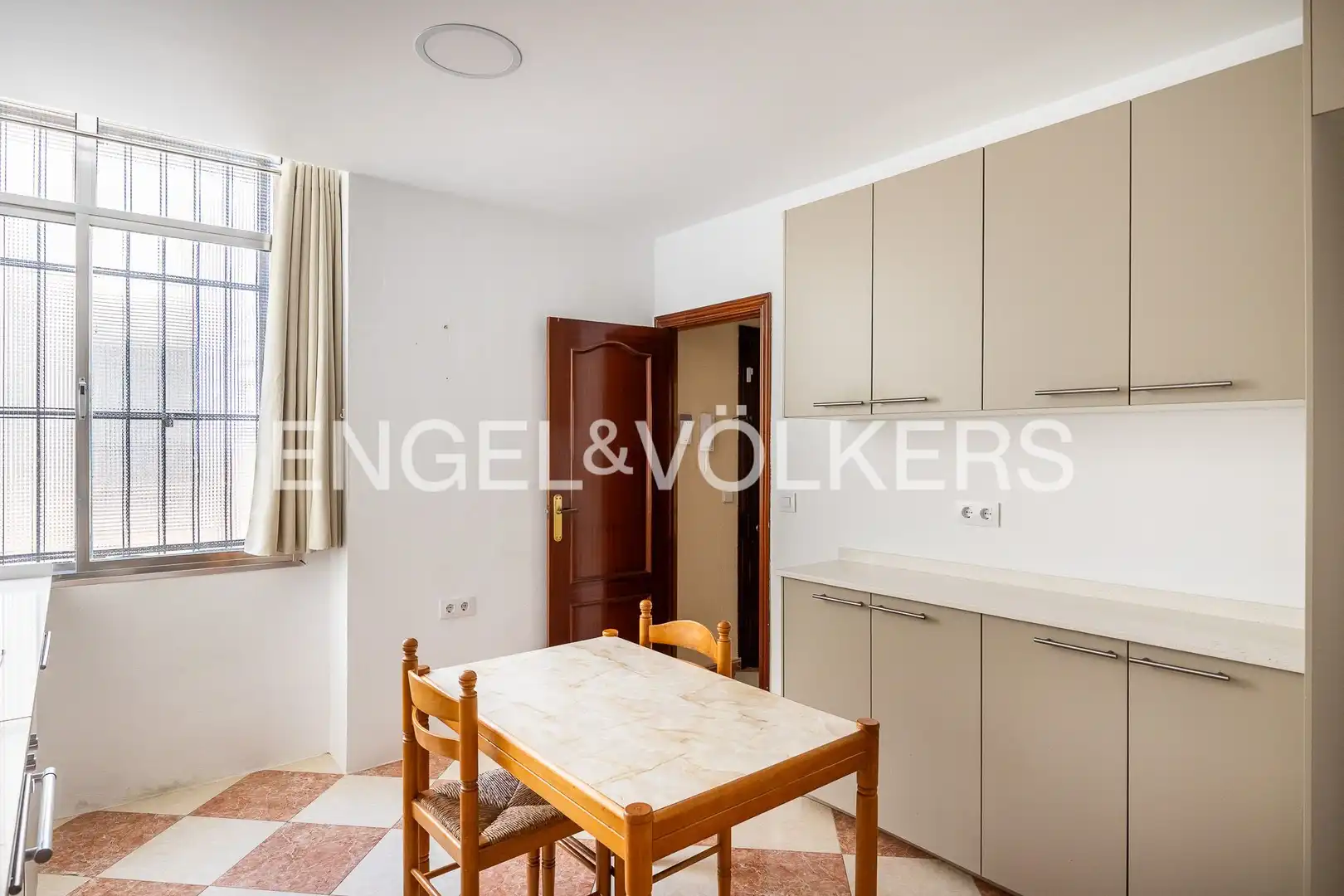 Kitchen of Flat for sale in Sevilla  with Heating, Terrace and Storage room