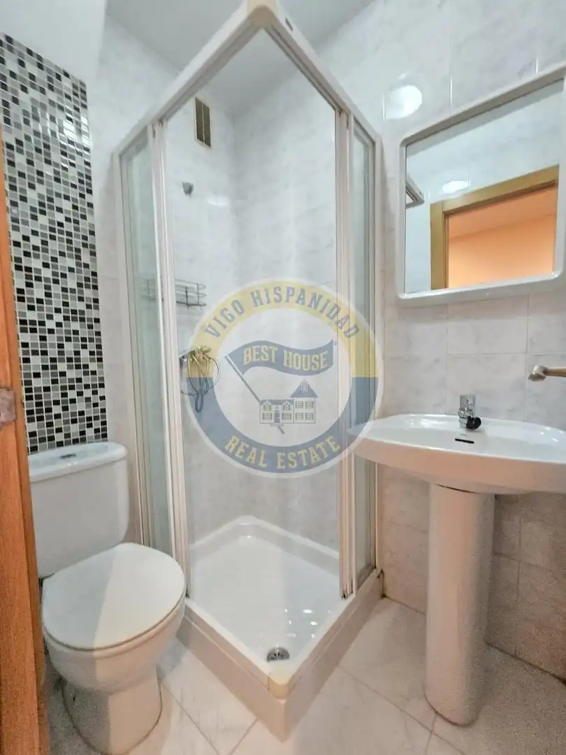Badezimmer von Wohnung zur Miete in Vigo  mit Heizung, Parkett und Möbliert