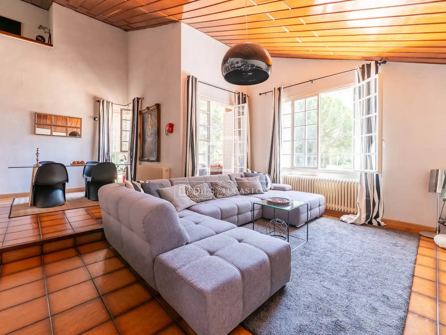 Sala d'estar de Casa o xalet en venda en San Martín de Valdeiglesias amb Aire condicionat, Jardí privat i Terrassa