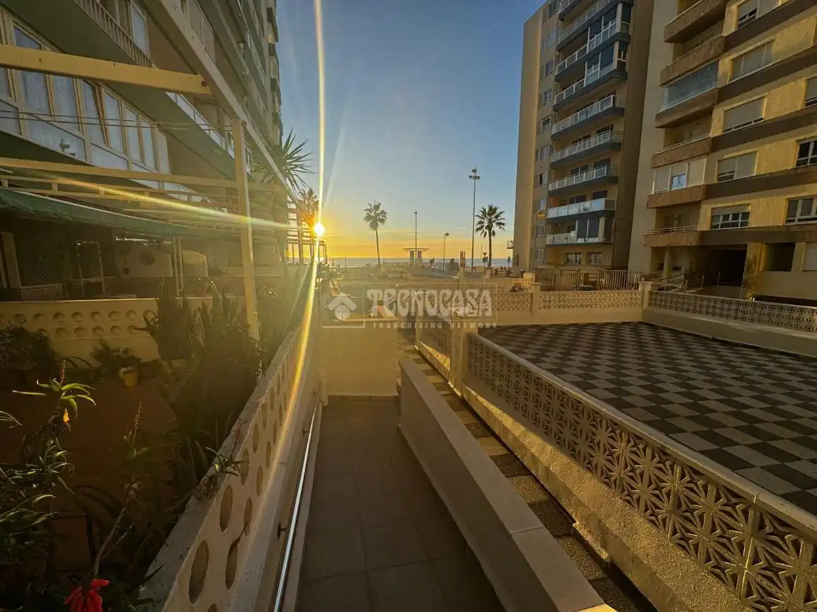 Außenansicht von Wohnung zum Verkauf in Cádiz mit Privatgarten und Terrasse