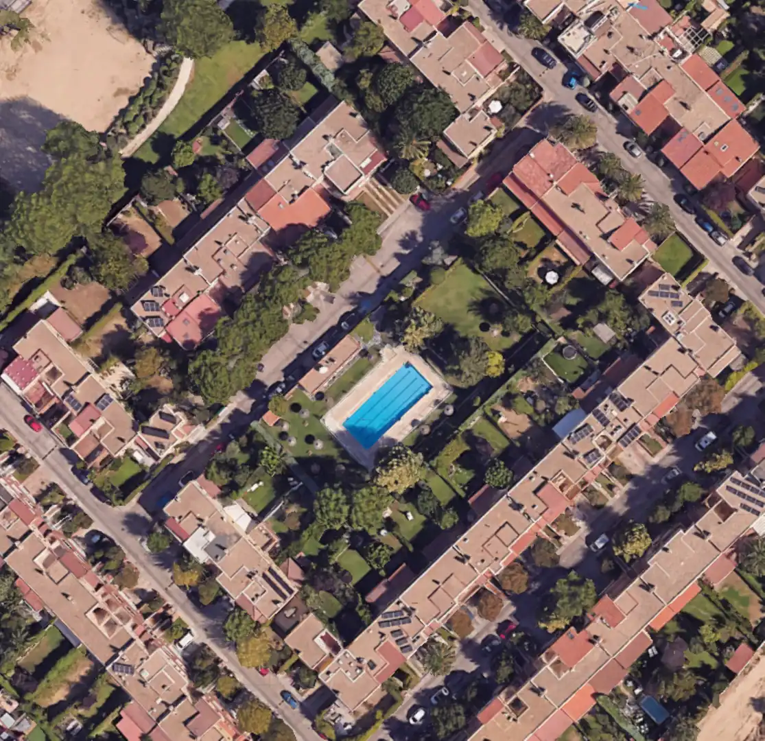 Außenansicht von Einfamilien-Reihenhaus zum Verkauf in Las Rozas de Madrid mit Klimaanlage, Heizung und Privatgarten